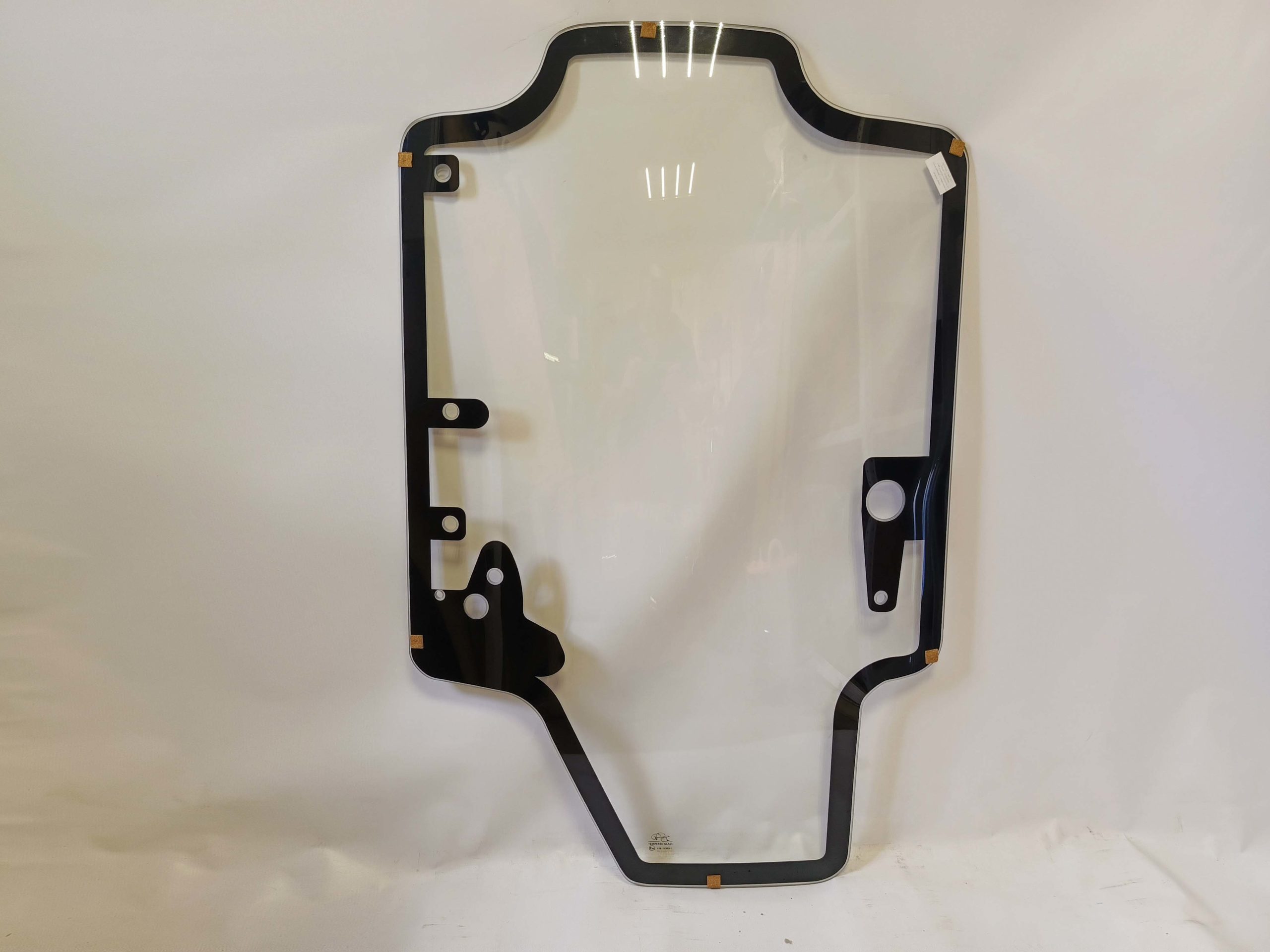 Case 053 (K) Мини-погрузчик Case SV 250 V / Case SV 250 C / Case SV 185 V / Case SV 185 C 2009- стекло лобовое (с отверстиями под дворник сбоку) (закаленное) 84344565P